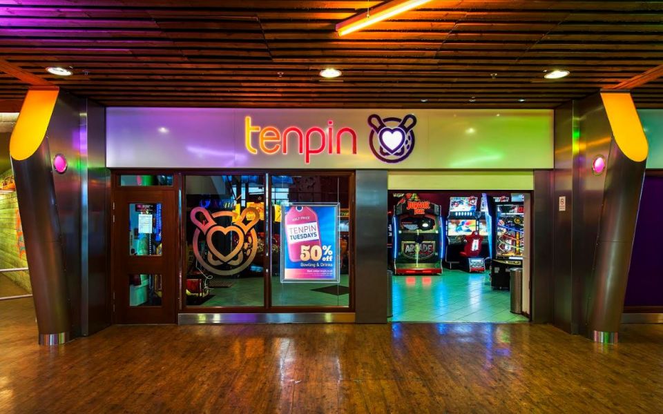 Tenpin bowling chain floats